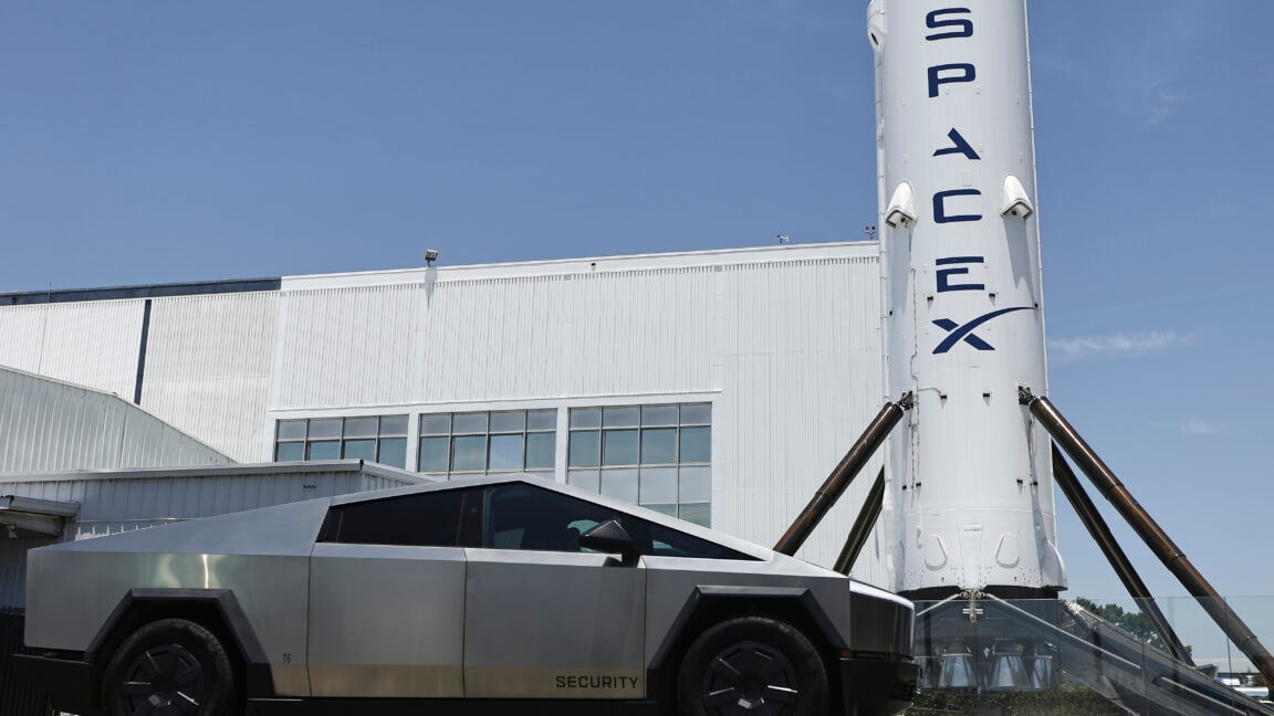 S&P 500 Stands Firm: No Fast-Track for SpaceX