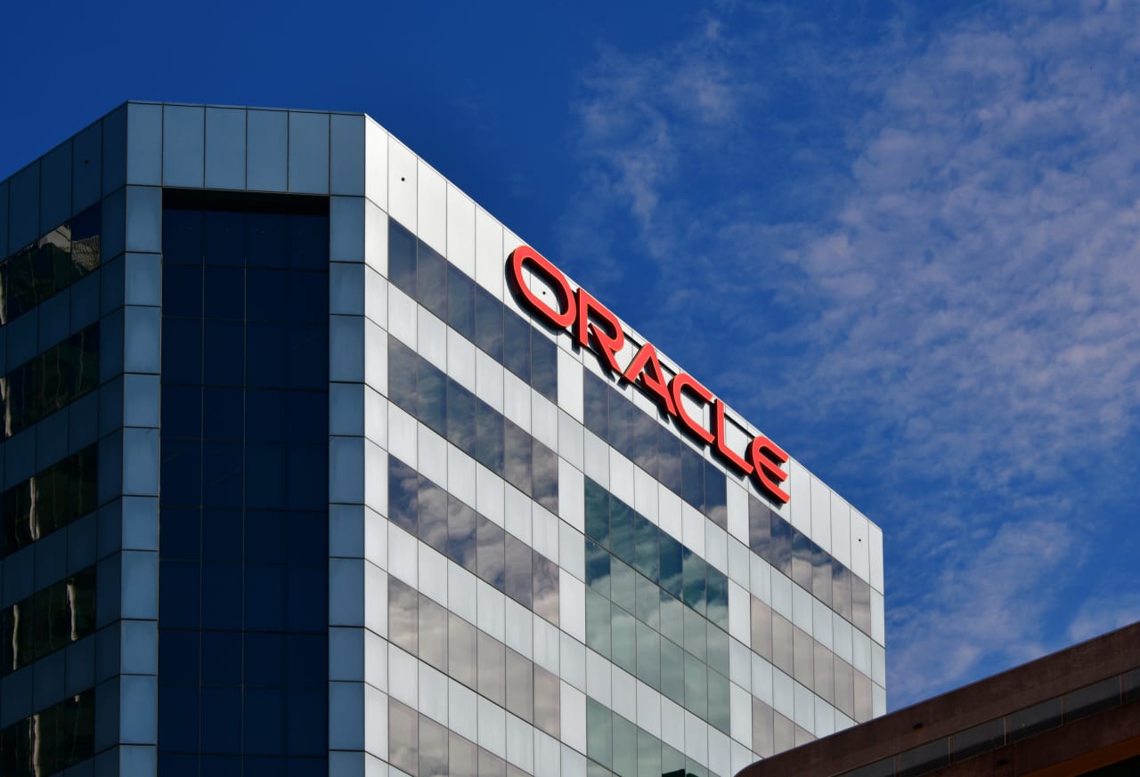 Oracle's AI Ambitions: Earnings Call Set to Reveal Data-Center Progress