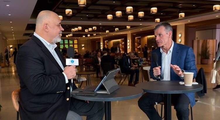 AI's Impact on IT Service: Freshworks Targets Mid-Market Giants