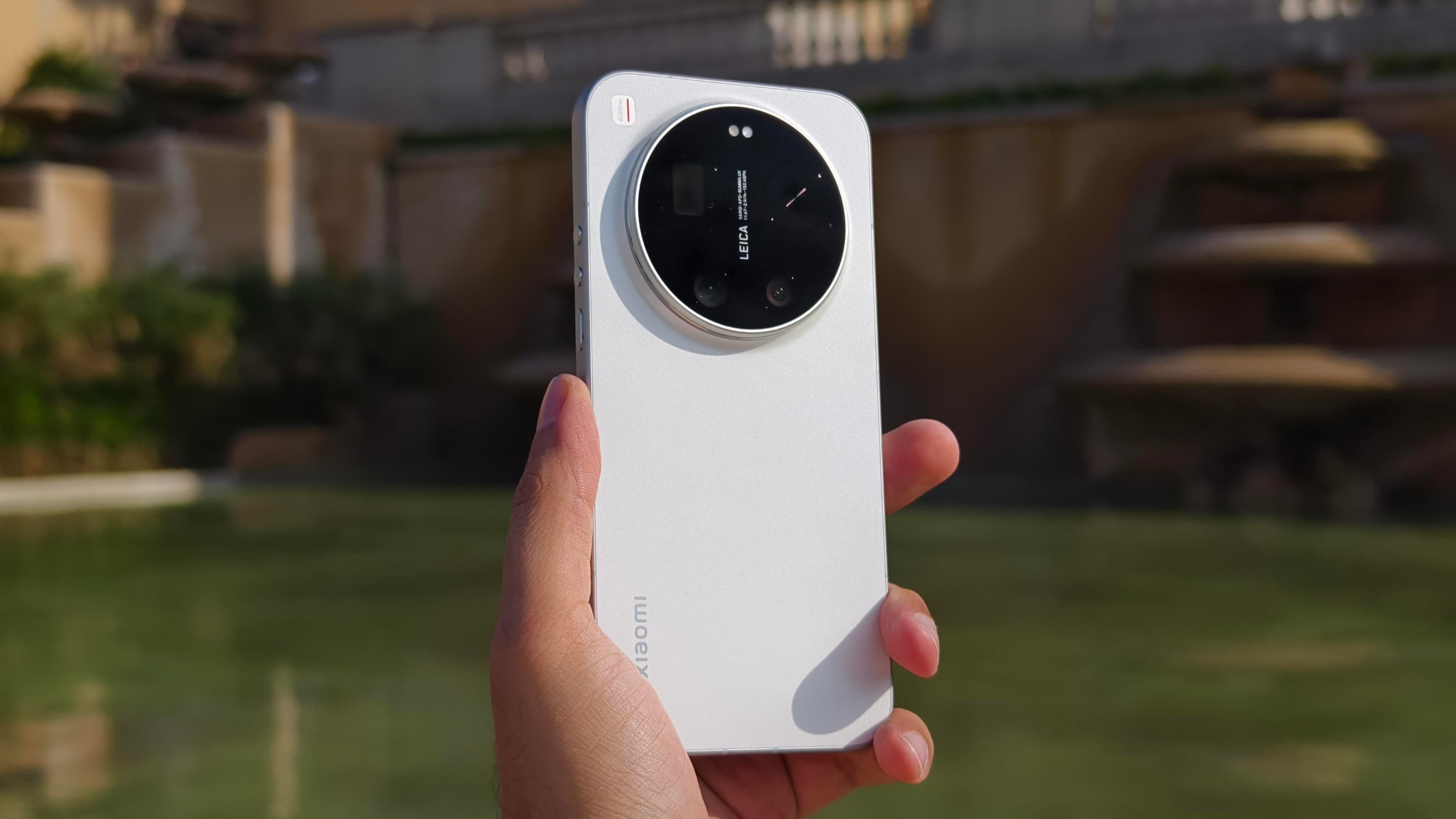 Xiaomi vs. Samsung: A Hardware Showdown in the Smartphone Arena